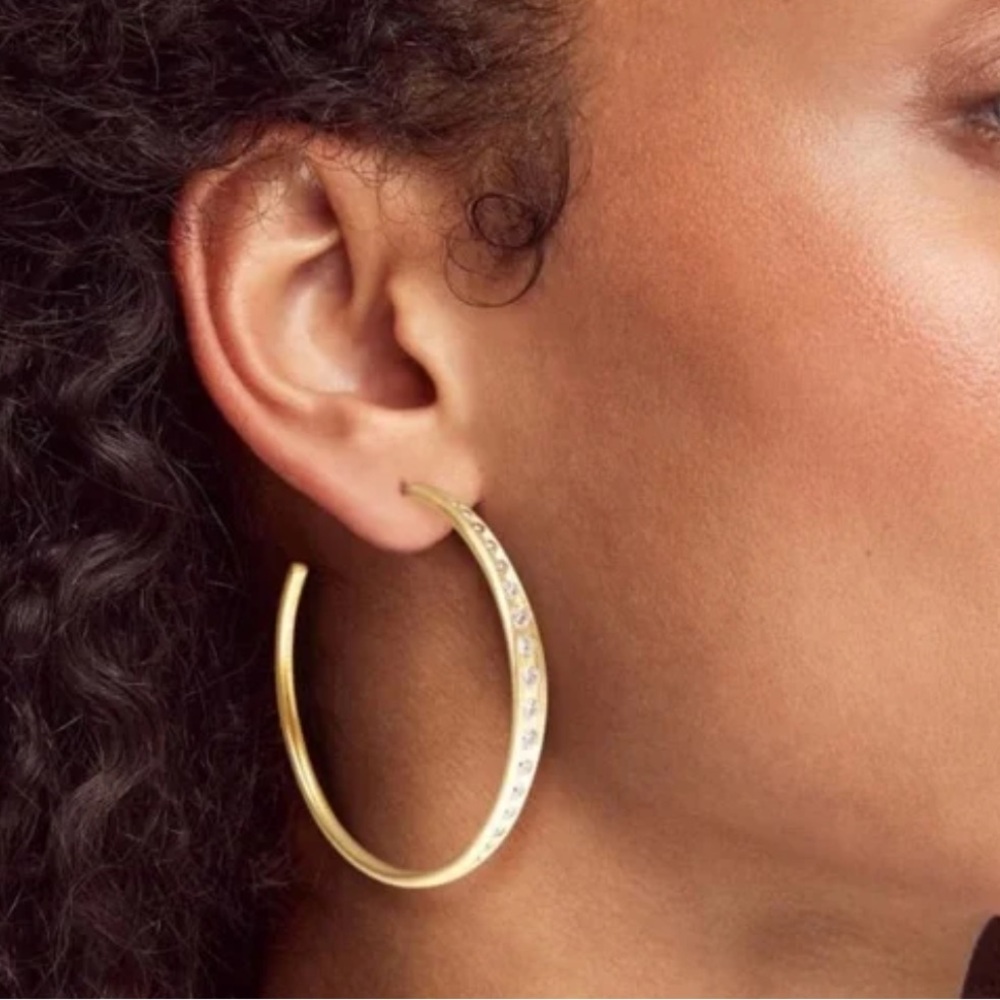 Kendra Scott Selena Hoop Earrings In Gold. - Picture 2 of 6